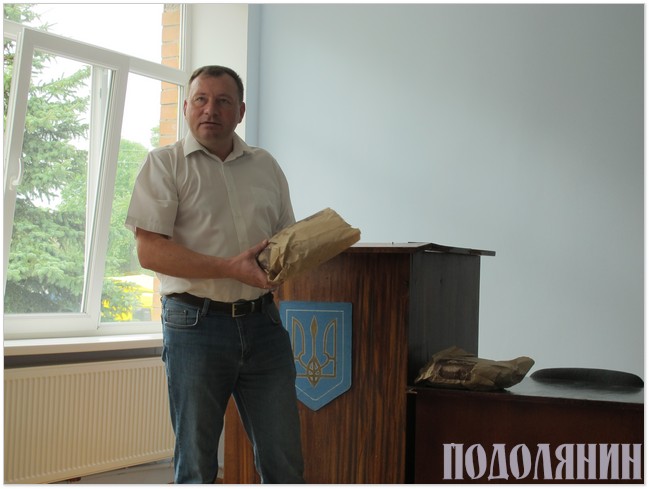 Голова Війтовецької ОТГ Ігор Степанюк із хлібом, яким пишається громада