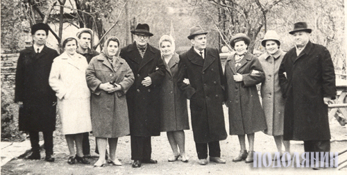 Марія Анашкіна (друга зліва) у колективі міського водоканалу (1949 р.) під час директорування   Івана Полуянова (четвертий справа)  