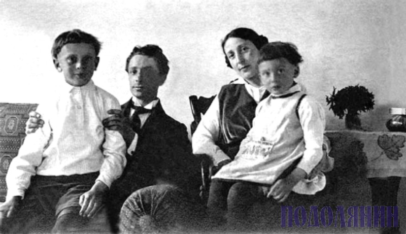 Із синами та Борисом ЗБАРСЬКИМ, 1916 р.