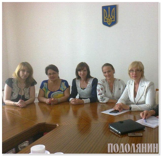 На фото (справа наліво): Людмила Денисова, Валентина Волошина, Ольга Боднар та інші
