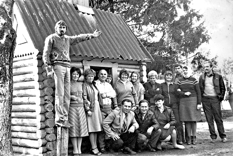 Поїздка в Карпати з колективом ТЕЦ (середина 80-х років): Славко Полятинчук перший ліворуч (стоїть), Георгій Акимович у центрі (сидить)
