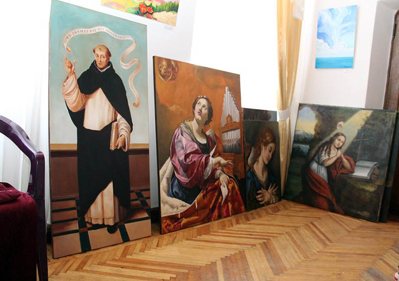 Картини-копії готуються до експозиції (Фото Петра Ігнатьєва)