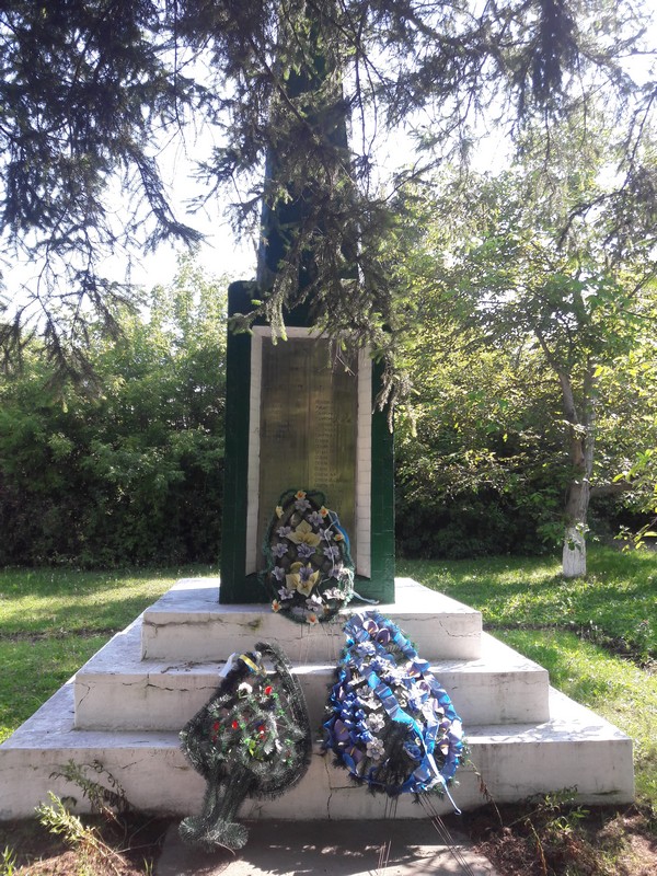 Пам’ятник воїнам біля сільського Будинку культури