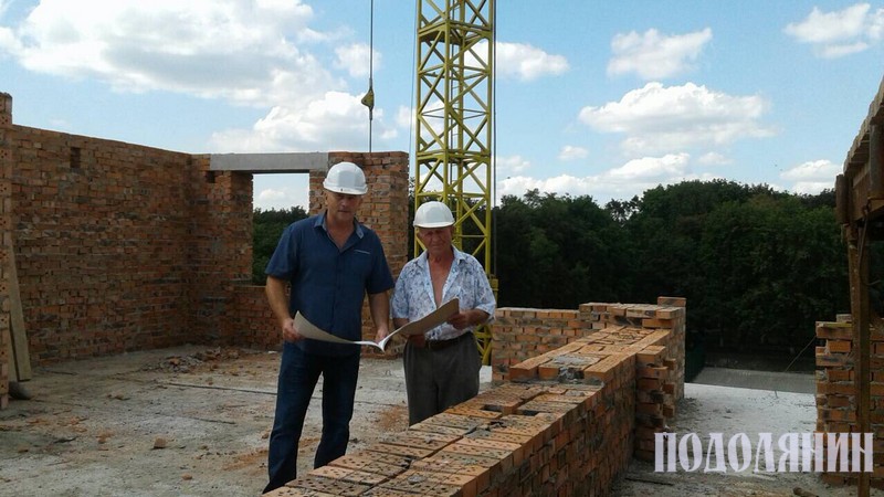 Валерій Слободян із виконробом, 82-річним Олександром Глаговським, на будівництві 10-поверхового будинку на вул.Пушкінській