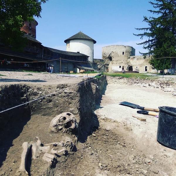 Фото розкопу на території фортеці, надане директором історичного музею-заповідника Олександром Зарембою