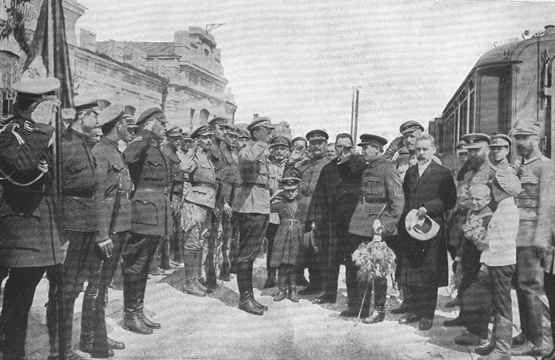Iван Огієнко (з капелюхом) поряд біля Симона Петлюри. Кам’янець-Подільський, 1 травня 1920 року