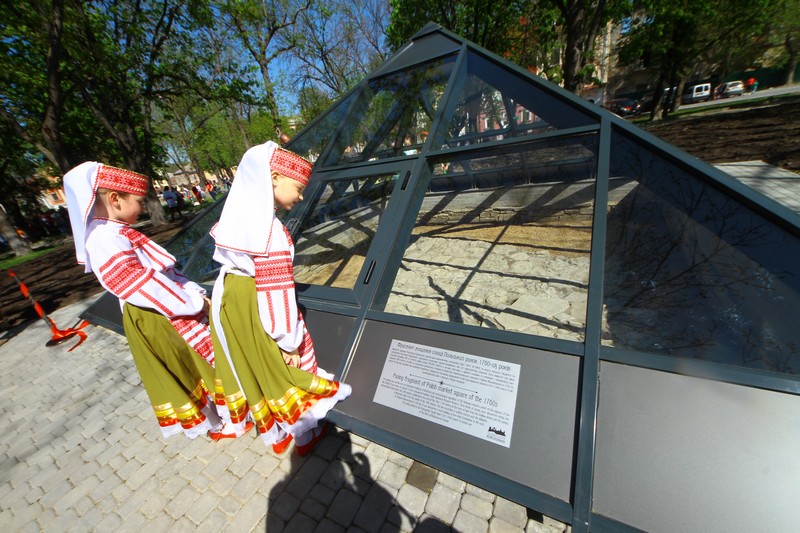 Фрагмент музеєфікованої найстарішої бруківки України. Один з об’єктів музею-заповідника