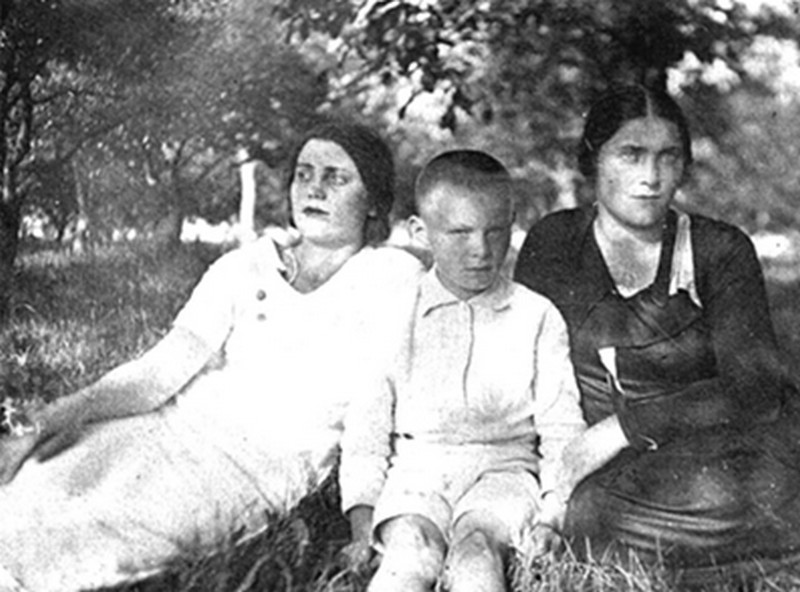Мамина сестра Антоніна Водинська, Едуард Сікора та (ліворуч) його мама - Ада Стрілецька. Фото 1936-1937 років
