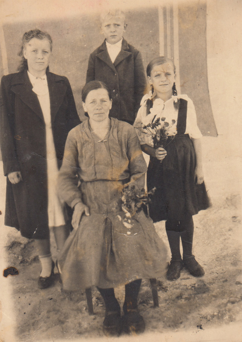 Маленька Людмила з мамою, старшою сестрою Ніною і братом Петром після війни