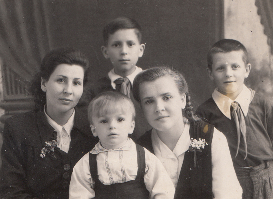 Людмила (праворуч) із тіткою Катериною та двоюрідними братами, 1951 р., м.Кам’янець-Подільський