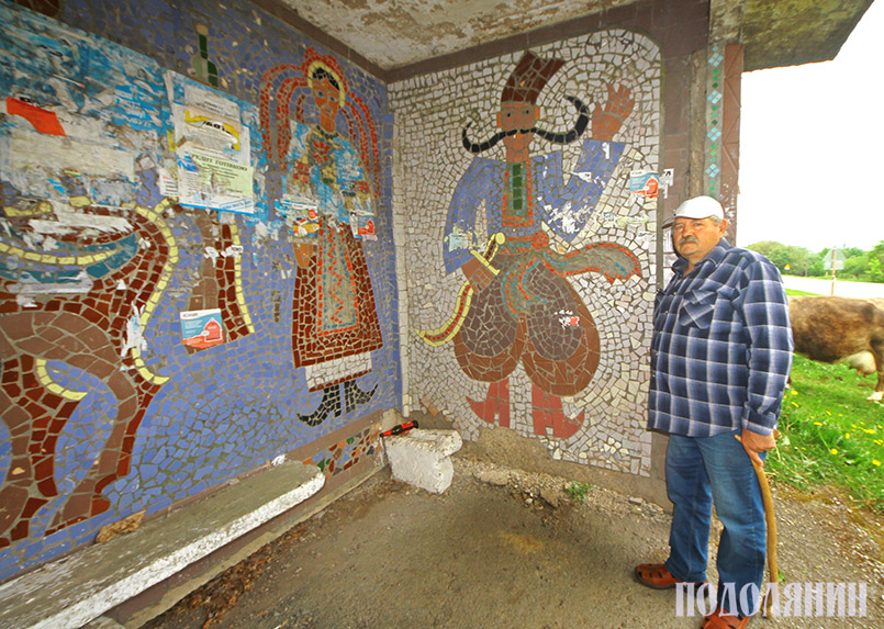 Iван Кляпетура біля своєї мозаїчної зупинки «Хутір Козак» (нині частина села Довжок)