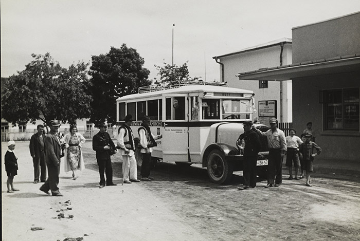 Автобус на ринку міста Косова, 1930-ті