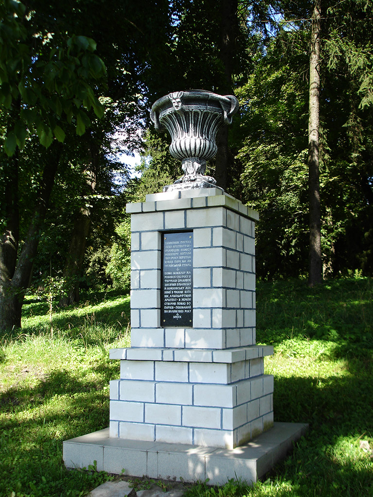 Пам’ятник архітекторові Діонісу Макклеру, який 1801 року перепланував у Самчиках парк на англійський стиль