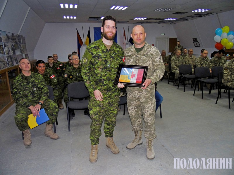Володимир Родіков (праворуч) проводжає канадських інструкторів