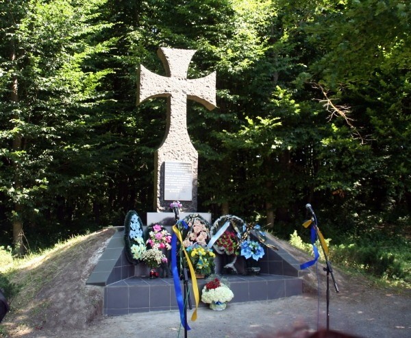 Пам’ятник командиру УПА Роману Шухевичу поблизу с.Гуків