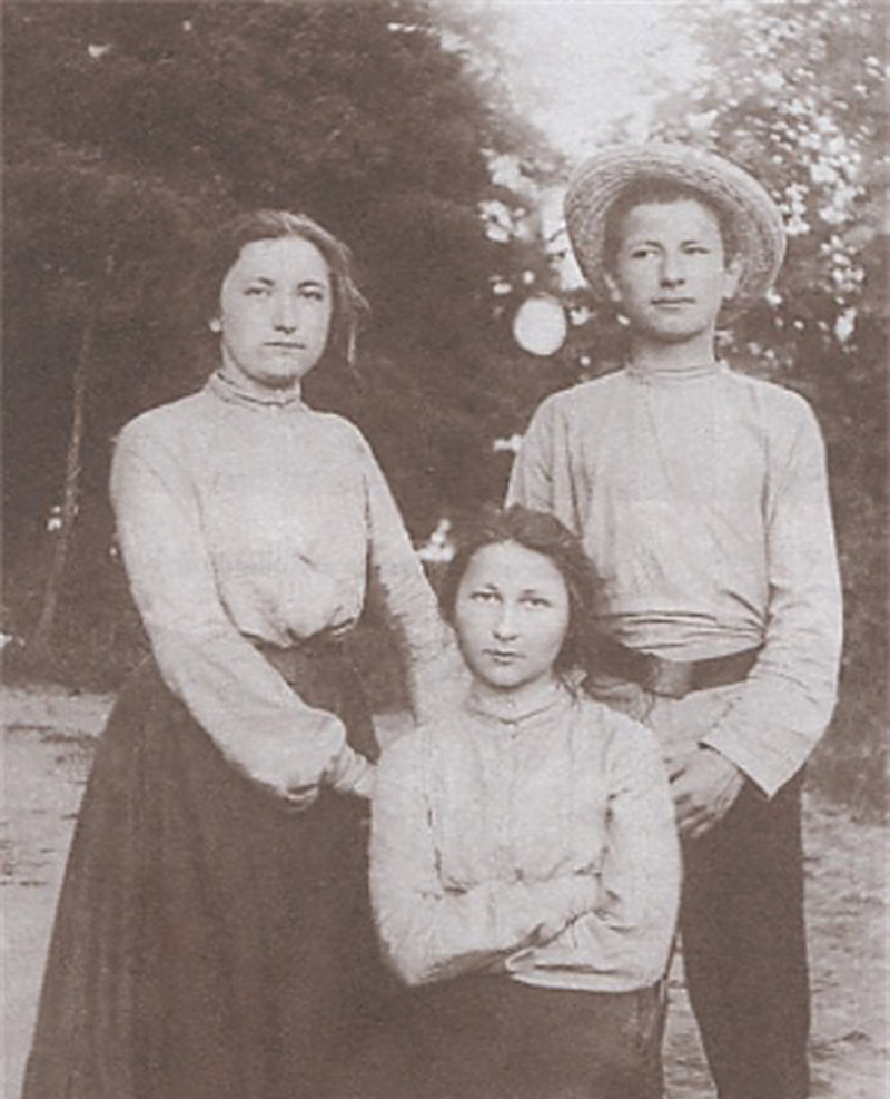 Левко Чикаленко із сестрами Вікторією та Ганною