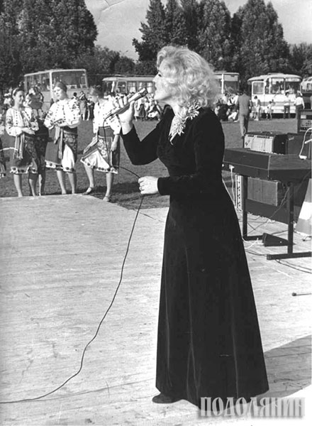 Співає Майя Печенюк. 1980-ті, концерт на центральному стадіоні