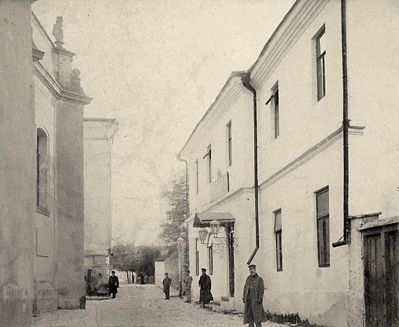 Двокласне міське училище (праворуч), яке 1913 року перетворено 