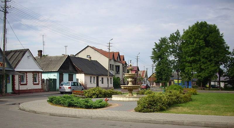 Центр села Піщаць у Польщі. Фото 2010 року з Вікіпедії