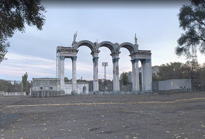 Арка стадіону в Дніпродзержинську (Кам’янське) і все, що від неї залишилося