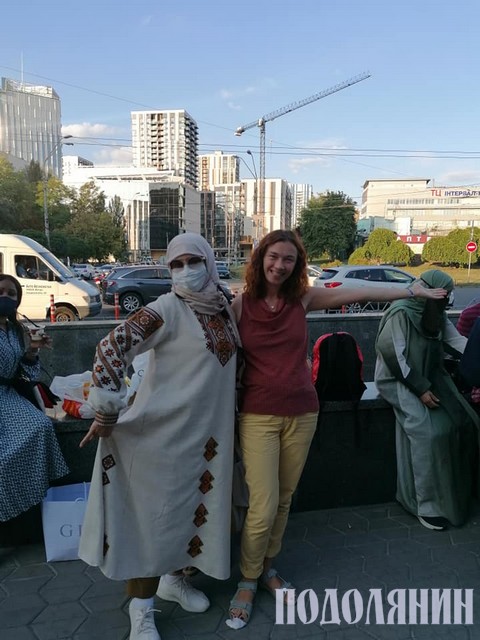Із гостями з Саудівської Аравії, які купують традиційний український одяг