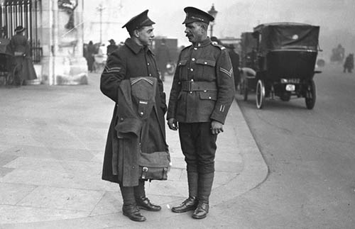 Пилип Коновал праворуч біля Букінгемського палацу. Лондон, жовтень 1917 року. 