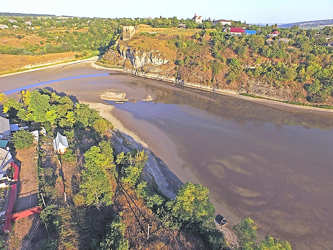 Змілілий і зацвілий Жванчик у Жванці біля впадіння в Дністер. Фото 2015 р.