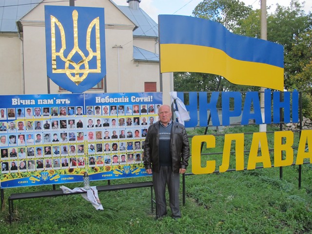 Староста Василь Горук біля стели Небесній сотні