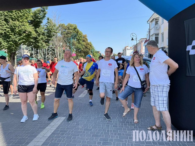 Під час марафону. Тетяна друга праворуч