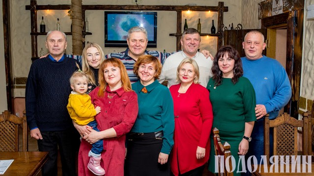 Із кам’янецькою командою волонтерів фонду (зліва направо). Верхній ряд: Олександр Корольов, Анжеліка Лукс, Сергій Ісаєнко, Валерій Невмержицький, Павло Відлацький. Нижній ряд: Анастасія Венгрен, Лариса Клепас, Ірина Боднар-Кляпетура, Любов Поліщук