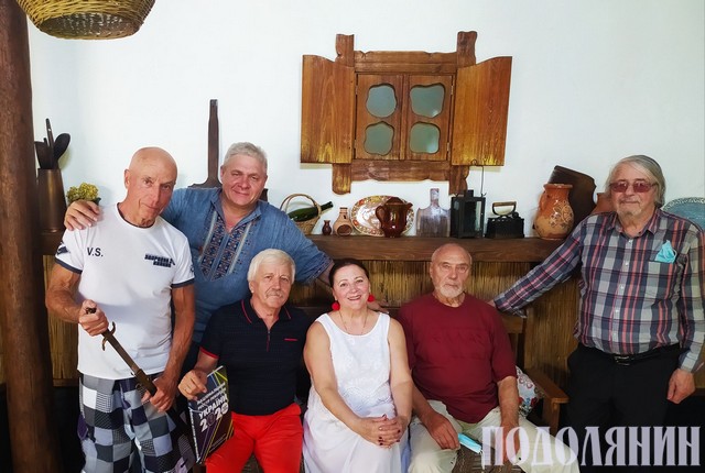 Із Почесними волонтерами фонду (зліва направо): Валентин Щербачов, Сергій Ісаєнко, Валерій Вітер, Ніна Матвієнко, Анатолій Кущ, Анатолій Гайдамака
