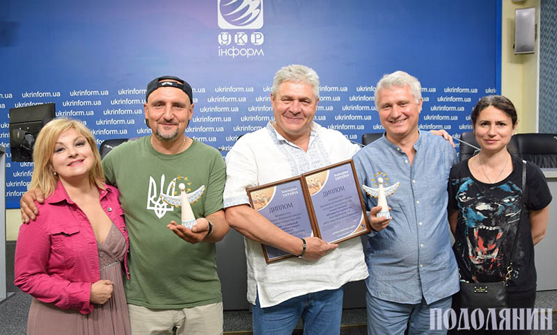 2019 р. У колі родини Асоціації благодійників України: Марійка Бурмака, Сергій Фоменко, Сергій Ісаєнко, президент Асоціації Олександр Максимчук, Марина Антонова