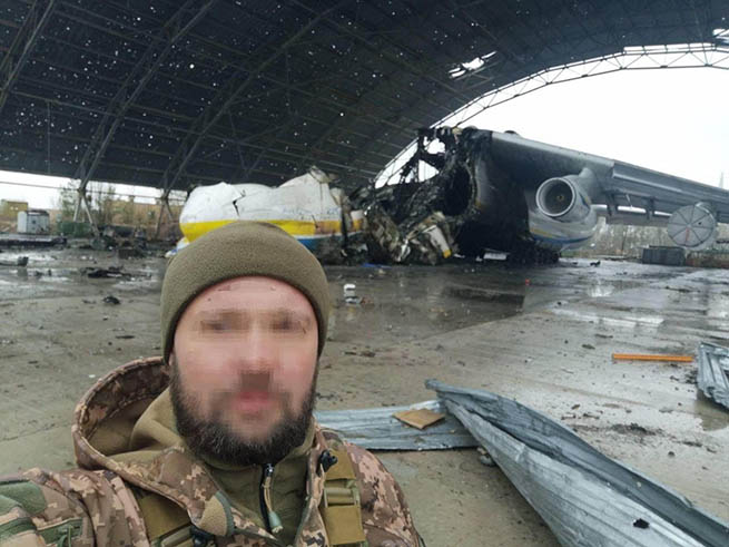 Капітан ЗСУ Володимир Вадимович біля понівеченої «Мрії»