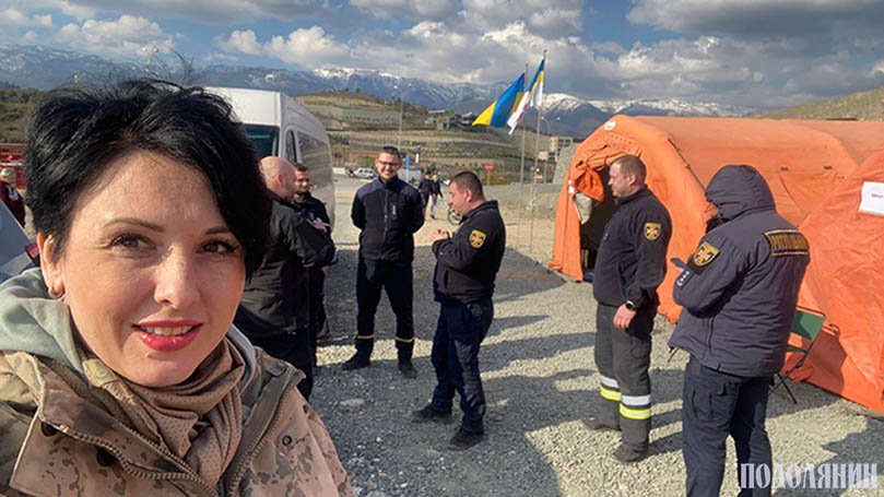 Олена Піянджі в наметовому таборі українських рятувальників