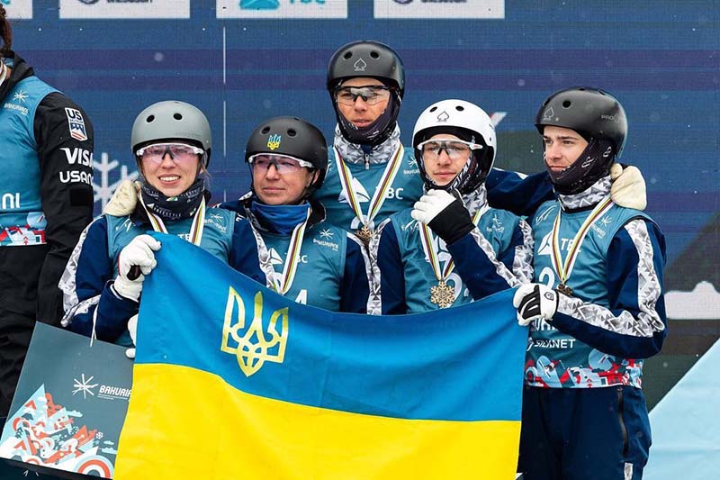 Олександр Окіпнюк другий праворуч