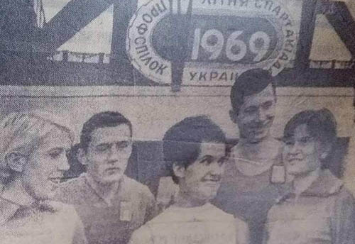Фото зі старої газети. Валентина Мінькова перша праворуч