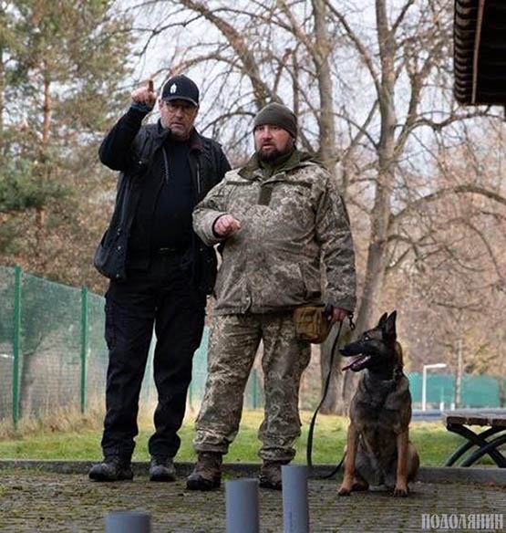 Головний сержант Сергій з Аріною та її першим інструктором-кінологом
