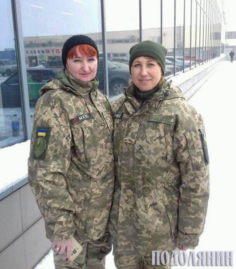 Валентина Швець (ліворуч) із колегою на Донеччині