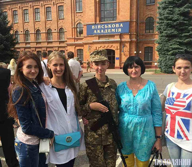 Валентина Швець із доньками
