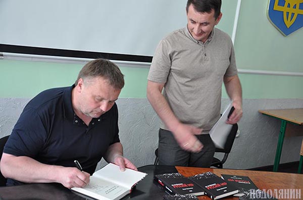Вадим Денисенко під час презентації його книги «Як зруйнувати русскій мір»
