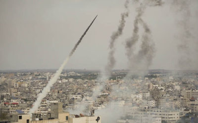 Палестинські бойовики запускають ракети із Сектору Гази в бік Ізраїлю, 7 жовтня 2023 рік. Фото: АР/Hatem Moussa