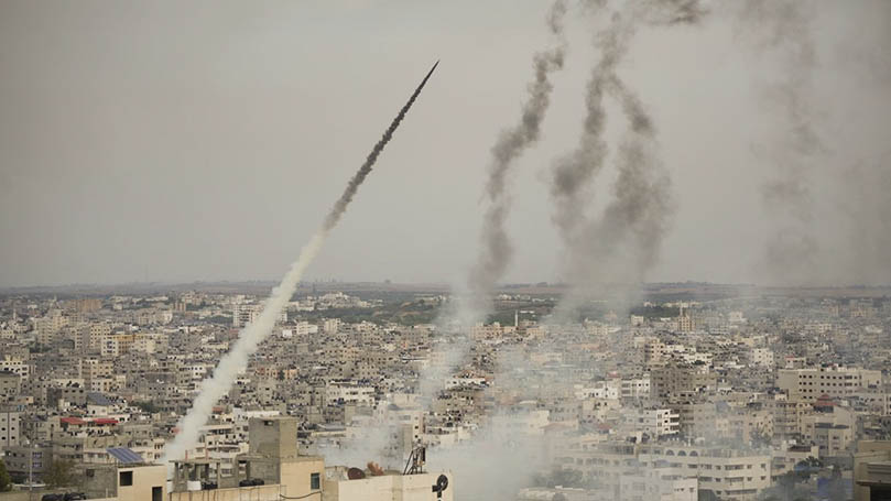 Палестинські бойовики запускають ракети із Сектору Гази в бік Ізраїлю, 7 жовтня 2023 рік. Фото: АР/Hatem Moussa