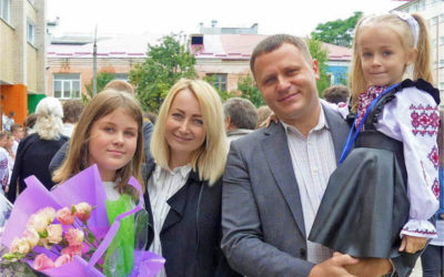 Михайло Володимирович із дружиною і доньками