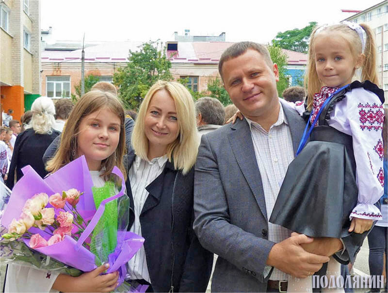 Михайло Володимирович із дружиною і доньками