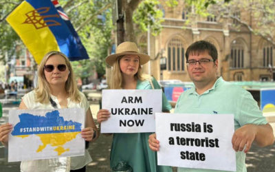 Катерина Трушкіна-Резенде (у центрі) під час мітингу на підтримку України. Сідней. Грудень 2023 р.