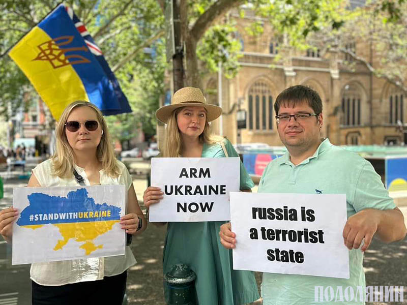 Катерина Трушкіна-Резенде (у центрі) під час мітингу на підтримку України. Сідней. Грудень 2023 р.