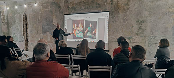 Сікорський розповідає про кольори штор на конференції в палаці в Роздолі на Львівщині