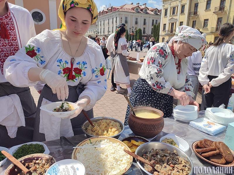 У рамках відкриття турсезону біля Ратуші відбувся благодійний фестиваль традиційної подільської кухні. Серед гастрономічних цікавинок – білий борщ, зіньківський хліб, ковбаса, коровай та інші давні страви