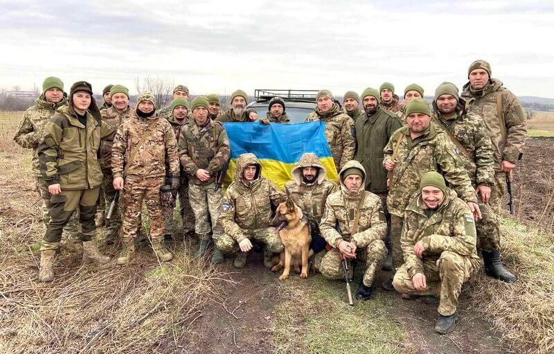 Вячеслав Андрухович (перший ряд, третій ліворуч) із побратимами