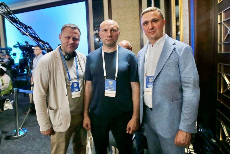 Міський голова Михайло Посітко із мером Черкас Анатолієм Бондаренком і міським головою Ніжина Олександром Кодолою на ІІІ Міжнародному саміті міст і регіонів